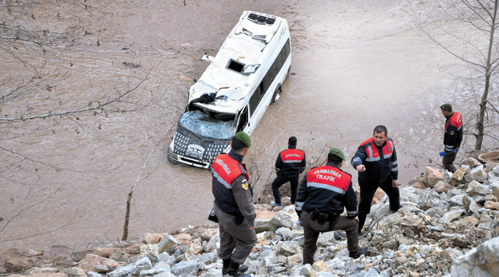 İşe yetişmek isterken şarampole uçtular