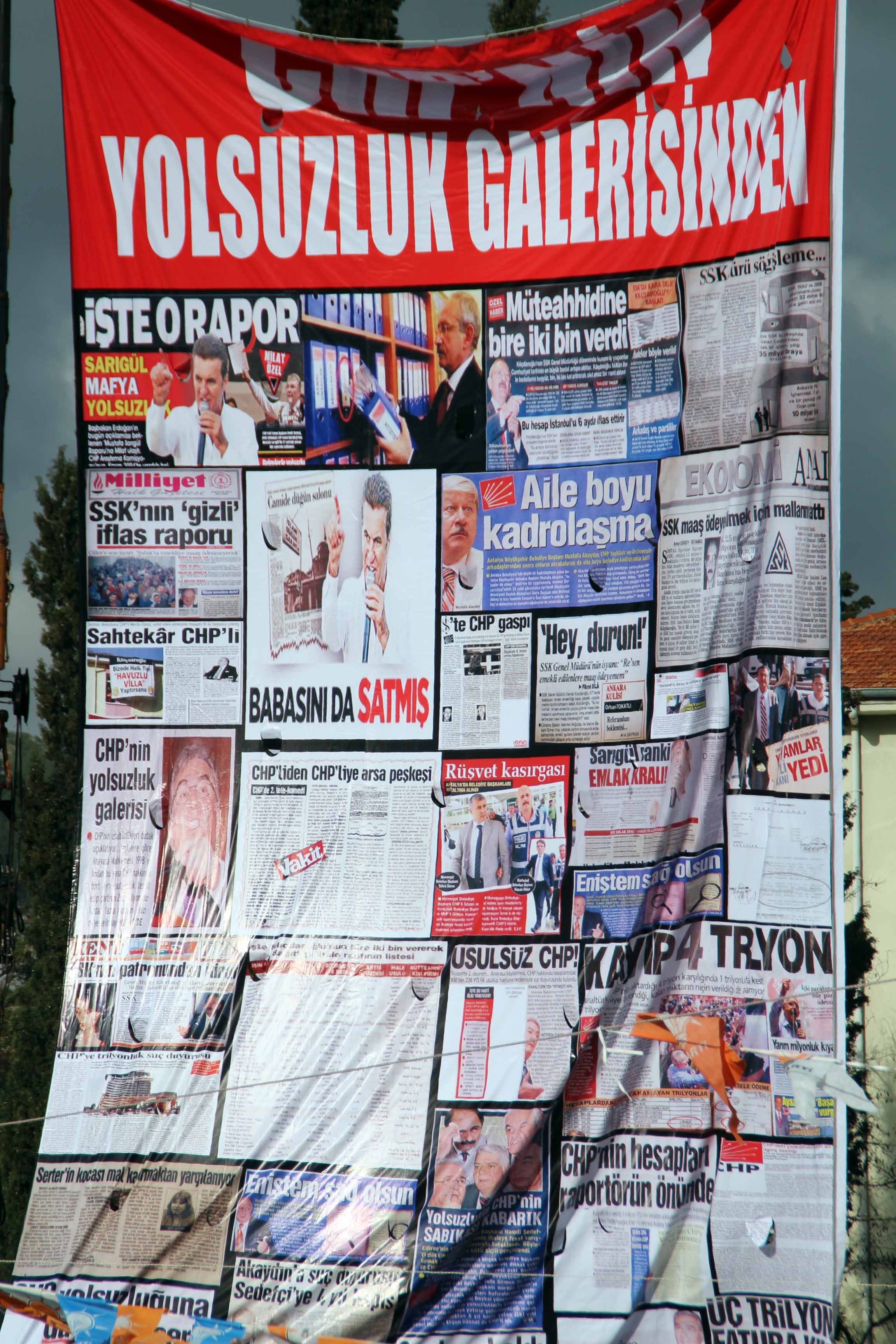 Miting alanına dev 'CHP yolsuzluk galerisi' afişi asıldı