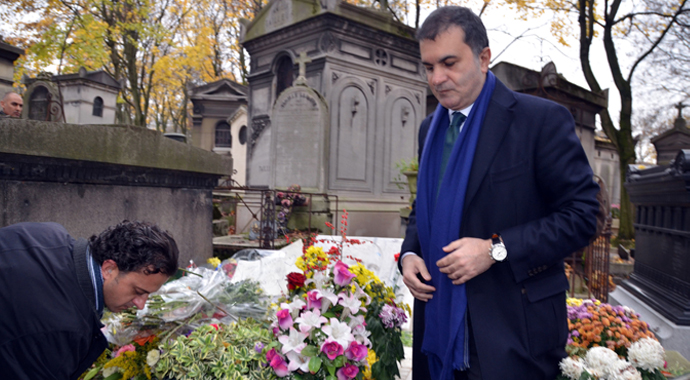 Bakan Ömer Çelik Ahmet Kaya'nın mezarını ziyaret etti