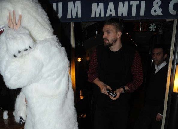İlginç kostümün içinden çok konuşulan isim çıktı!