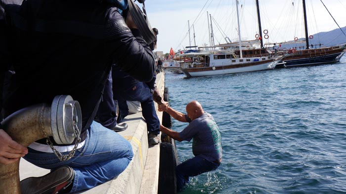 Ünlü çevreciden ilginç protesto denize atladı ve...