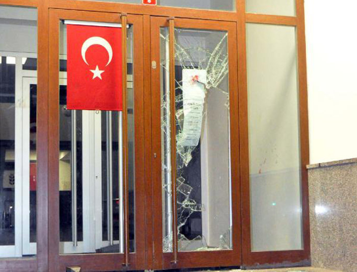 Park dubasıyla Banka kapısını kırıp girmeye çalıştı!