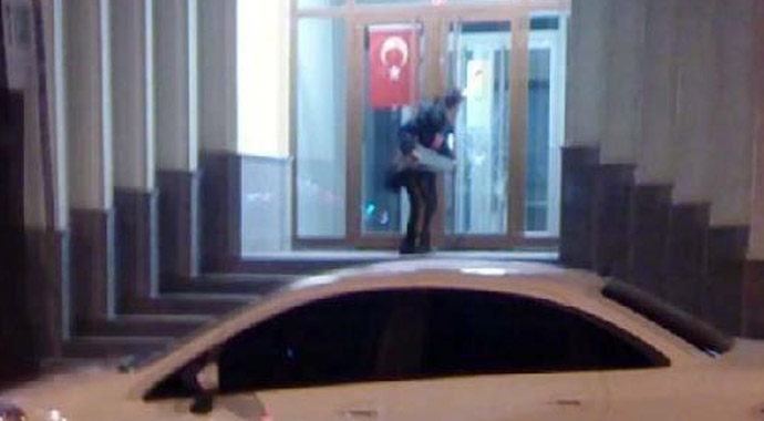 Park dubasıyla Banka kapısını kırıp girmeye çalıştı!