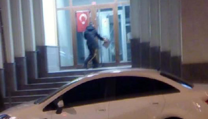 Park dubasıyla Banka kapısını kırıp girmeye çalıştı!