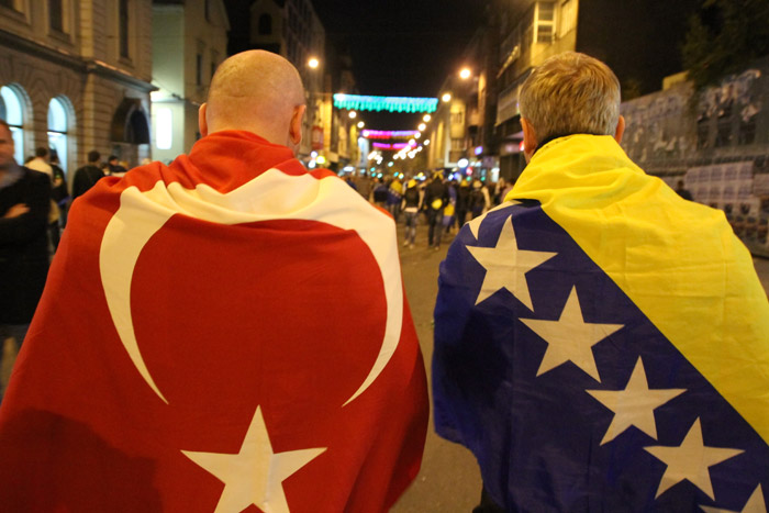 Bosna Hersek tarih yazdı, Türkler ve Boşnaklar sokaklarda