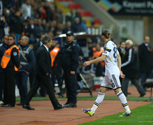 Caner'den Ersun Yanal'a sitemkar bakış