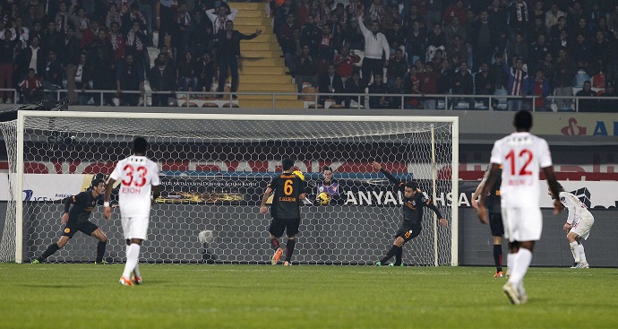 Galataray ikinciliği ve iki puanı Antalya'da bıraktı