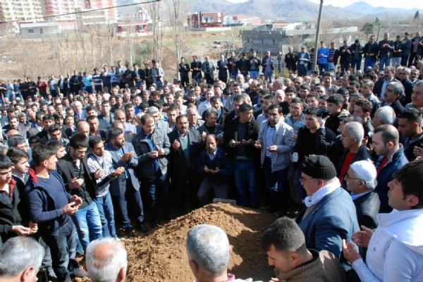 Son yolculuğuna yaklaşık 10 bin kişi uğurladı!