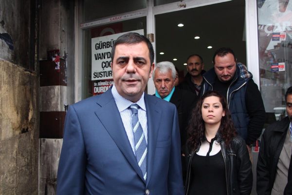 ŞOK! Esenyurt'ta bir seçim bürosuna daha saldırı