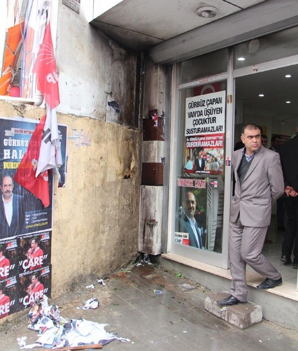 ŞOK! Esenyurt'ta bir seçim bürosuna daha saldırı