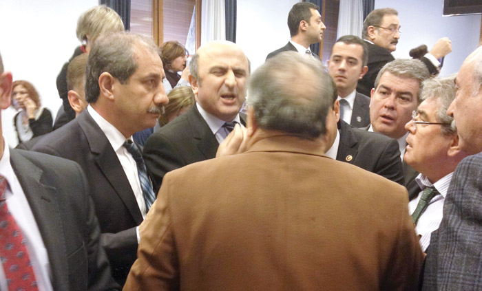 Eminağaoğlu'na vekillerden tepki: Çık dışarı provokatör!