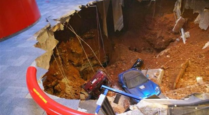 ABD'de yer yarıldı, otomobiller içine düştü