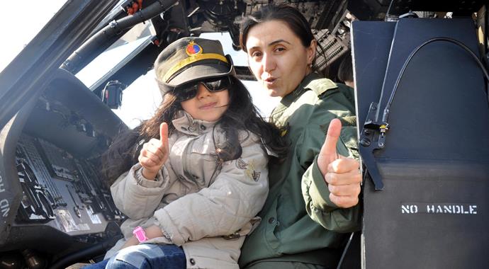 Diyarbakırlı çocuklar askeri helikopterlere bindi