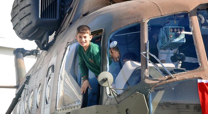 Diyarbakırlı çocuklar askeri helikopterlere bindi