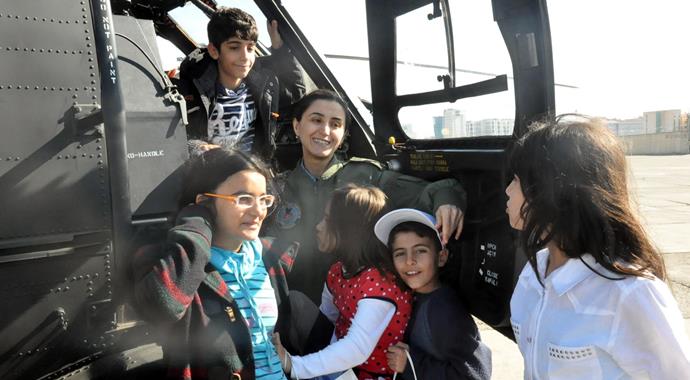 Diyarbakırlı çocuklar askeri helikopterlere bindi