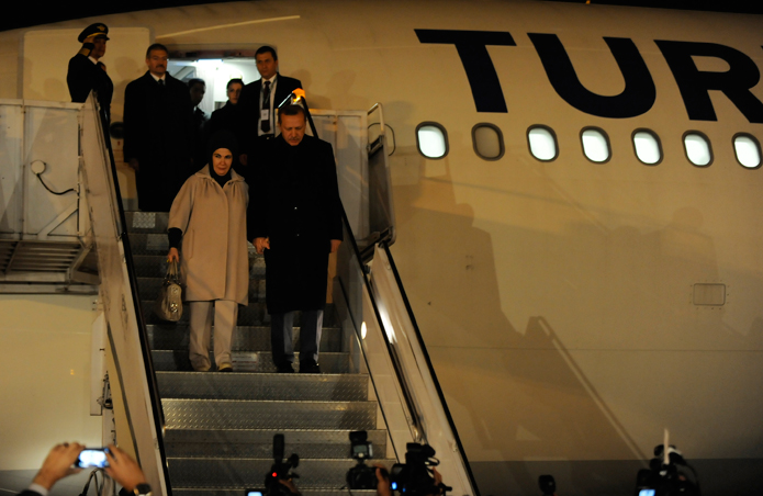 Erdoğan'ın yoluna güller serildi, onuruna top atışı yapıldı