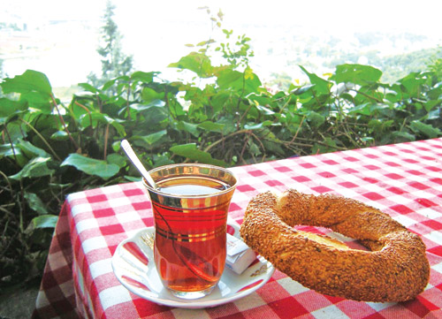 BİR BARDAK ÇAYDA KOPAN FIRTINA