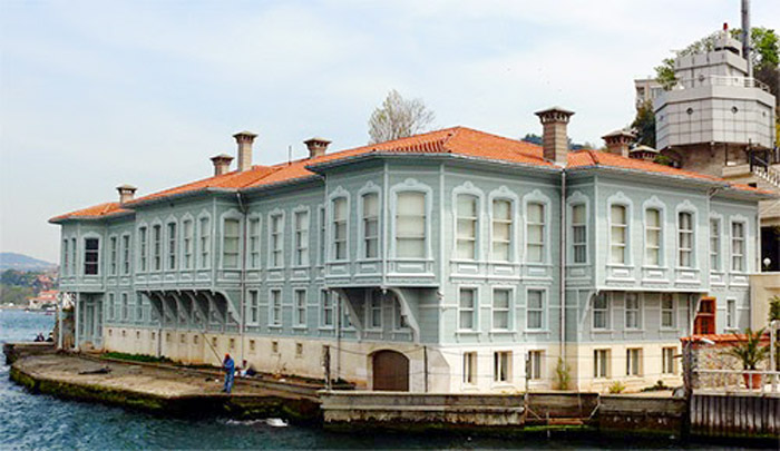 Bir tersane, bir yalı, bir dizi VE PARAMPARÇA HAYATLAR