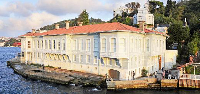 Bir tersane, bir yalı, bir dizi VE PARAMPARÇA HAYATLAR