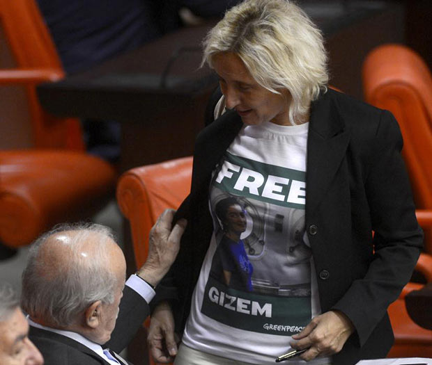 CHP'li vekilden Meclis'te tişörtlü eylem