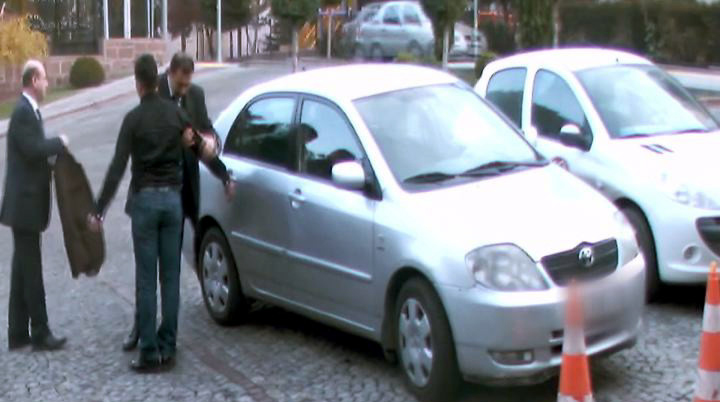 Silahla köşke girmeye çalıştı