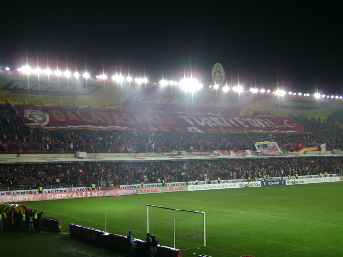 Galatasaray tribünlerinde Fenerbahçe'yi kızdıran şov!