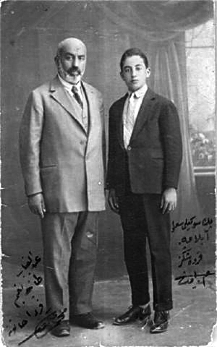 ÂKİF'İN GELGİTLİ DÜNYASI