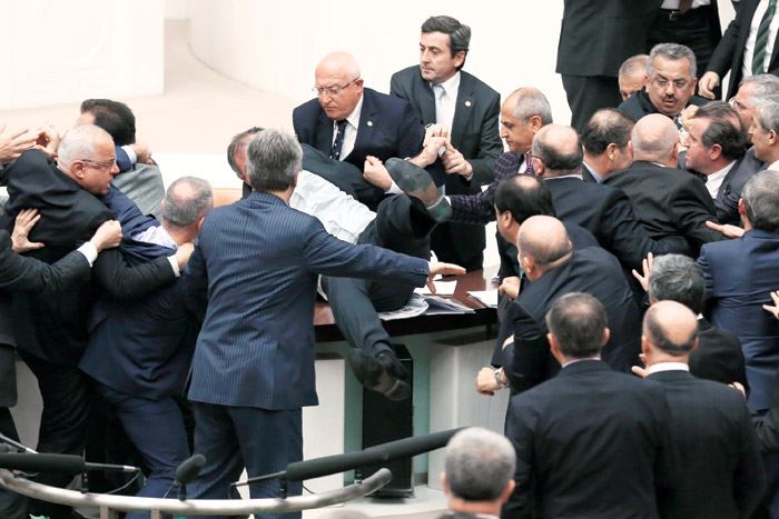 HSYK kanunu geçti toplantı krizi bitti