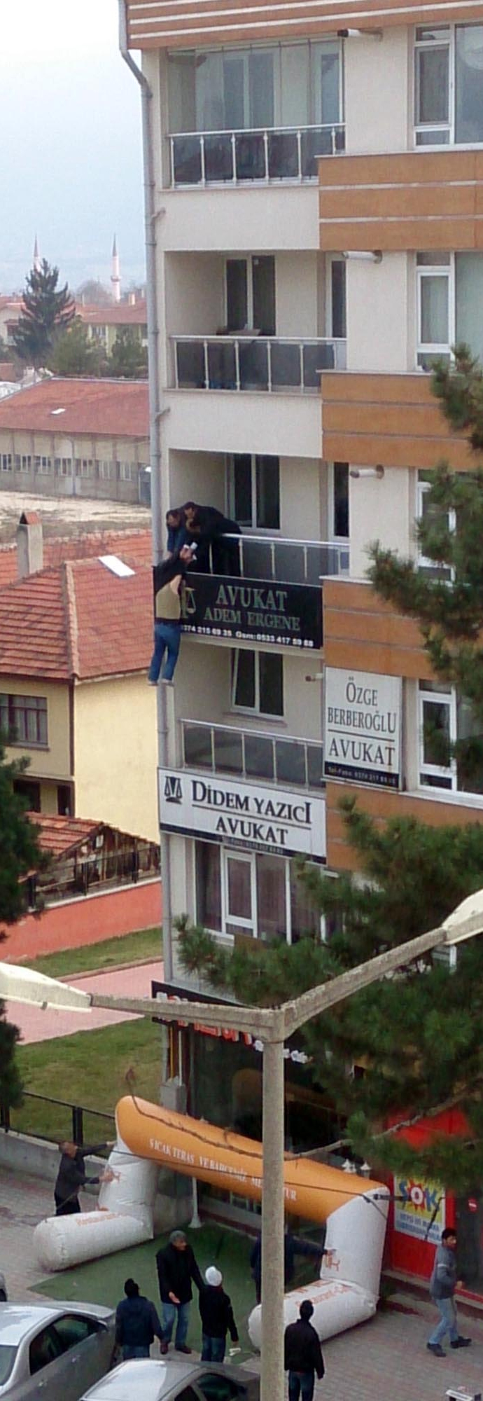 İcralık olan astsubay 3'üncü kattan atlamaya çalıştı