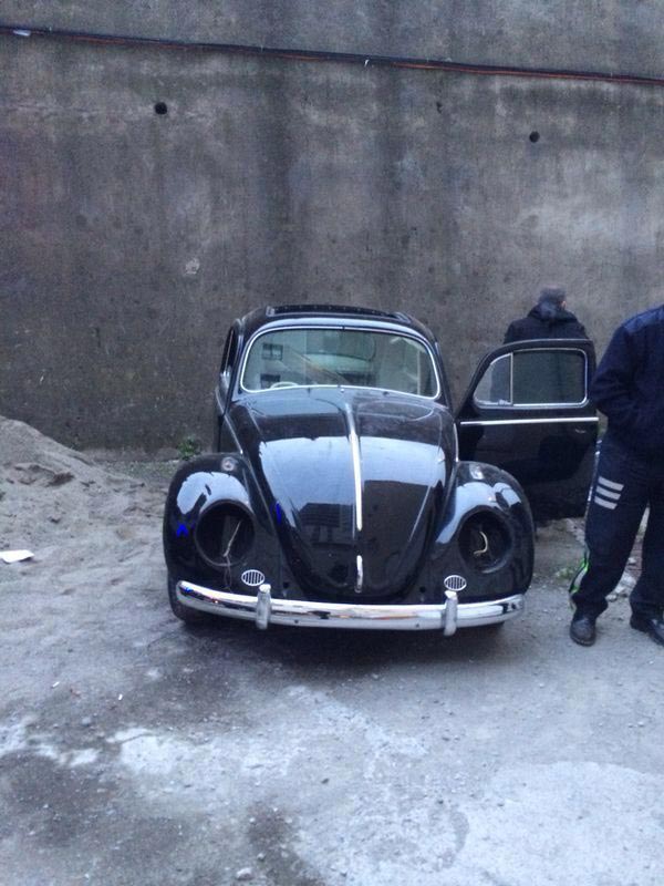 63 model Volkswagen'i çalıp etrafına duvar ördü