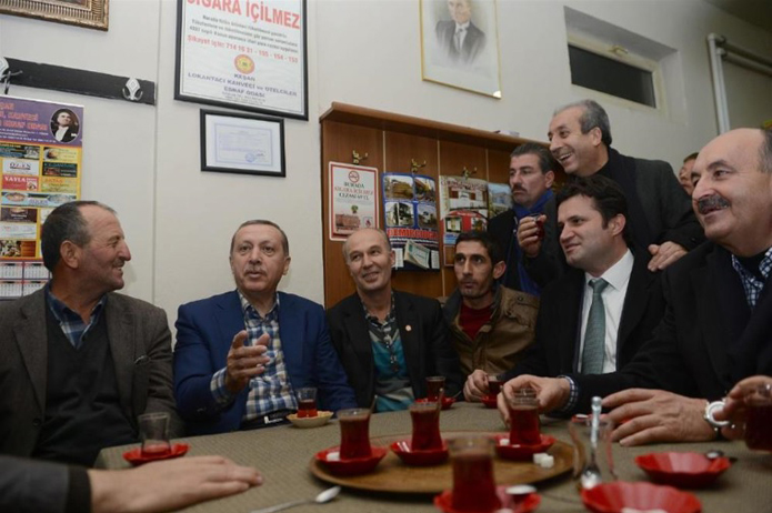Başbakan Erdoğan'dan kahvehane ziyareti