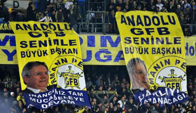 Beşiktaş taraftarları Kadıköy'de Aziz Yıldırım pankartı açtı