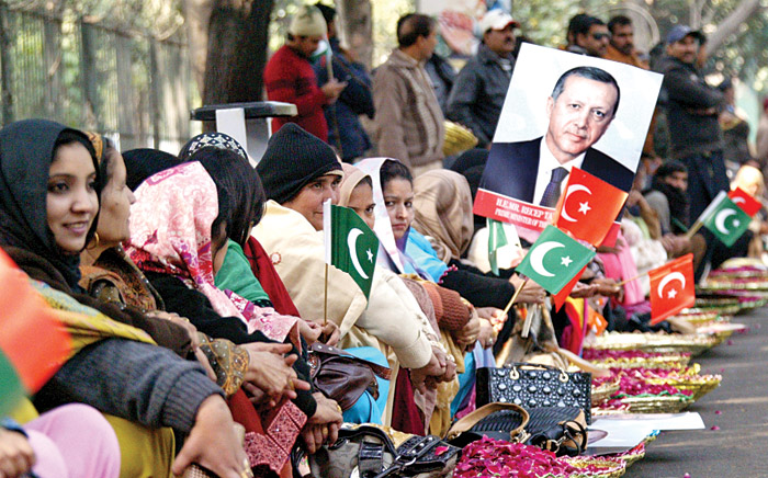 Başbakana sevgi seli, Pakistan'da yoluna gül döktüler