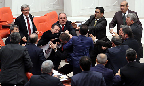 Meclis'te kavga... İşte fotoğraflar