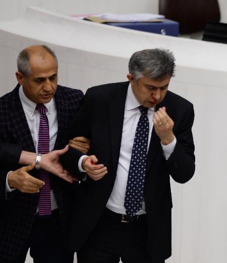 Meclis'te yumruk yumruğa kavga! Vekiller hastanelik oldu
