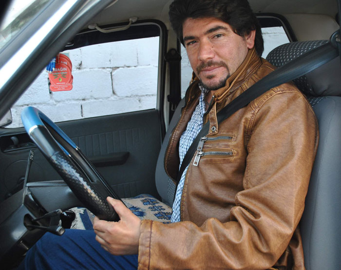 Yeni kolları ile araba bile kullandı