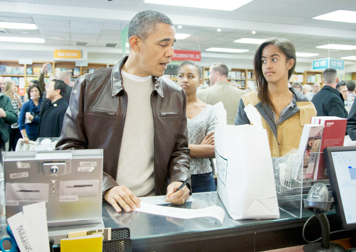 Başkan Obama, kızlarıyla alışverişe çıktı