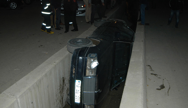 Otomobil su kanalına düştü, 3 yaralı