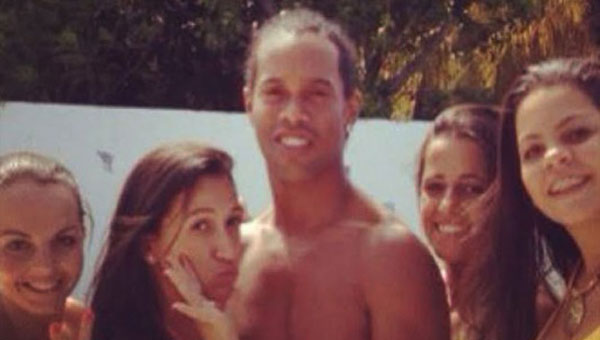 Ronaldinho'nun havuz partisi olay oldu