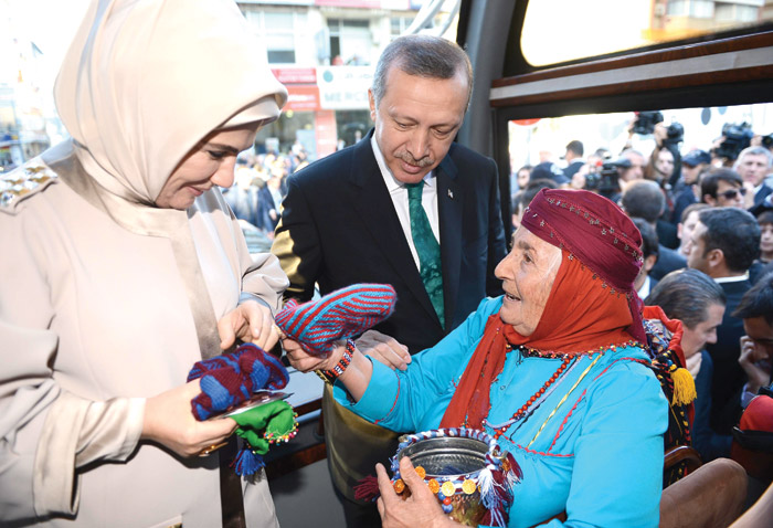 Başbakan: Mekik gönderdiniz de başörtüsüne mi takıldı?