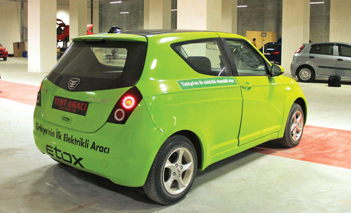 Hem uzaktan kumandalı hem elektrikli otomobil
