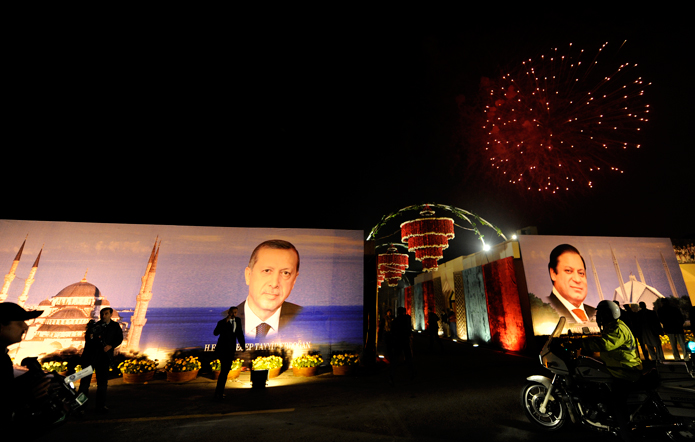 Erdoğan'ın yoluna güller serildi, onuruna top atışı yapıldı