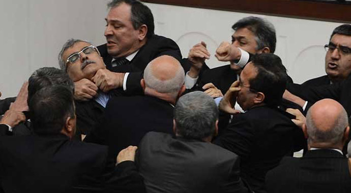 Meclis'te yumruk yumruğa kavga! Vekiller hastanelik oldu