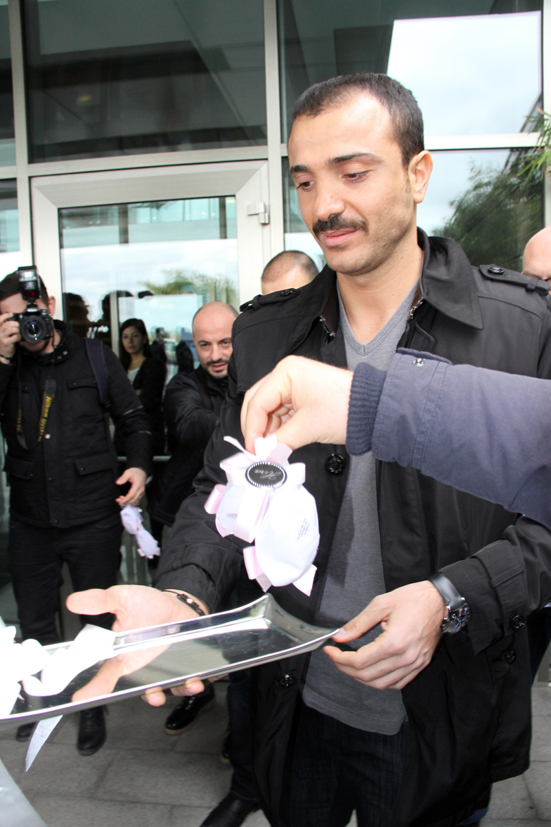 Demet Akalın'ın eşi Okan Kurt çikolata dağıttı