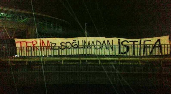 Galatasaray taraftarı, 'Terim'iz soğumadan istifa'
