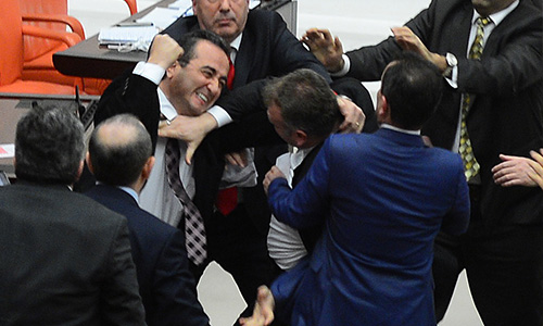 Meclis'te kavga... İşte fotoğraflar