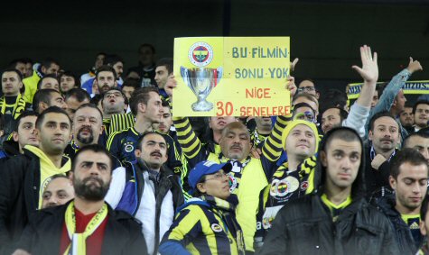 Fenerbahçe tribünlerinden Galatasaray'a gönderme