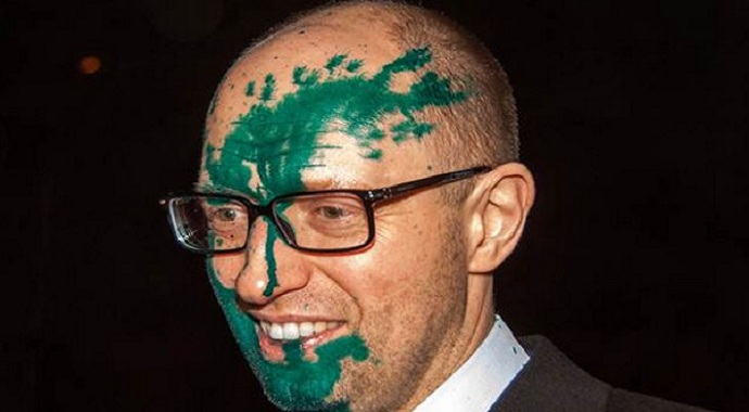 Muhalif lideri boyadılar