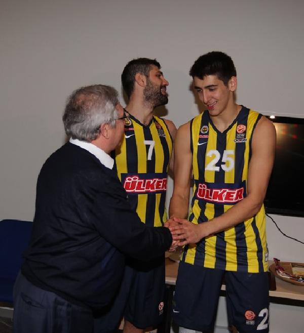 Aziz Yıldırım soyunma odasına indi