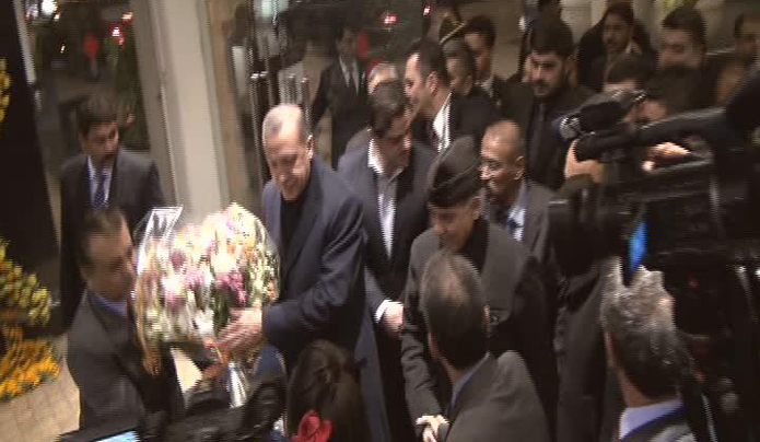 Erdoğan'ın yoluna güller serildi, onuruna top atışı yapıldı